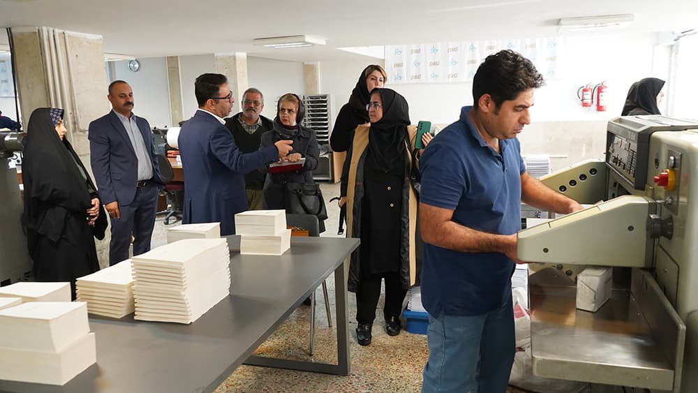 گزارش تصویری از بازدید جمعی از خبرنگاران از محل دفتر و چاپخانه میخوانم (pod)