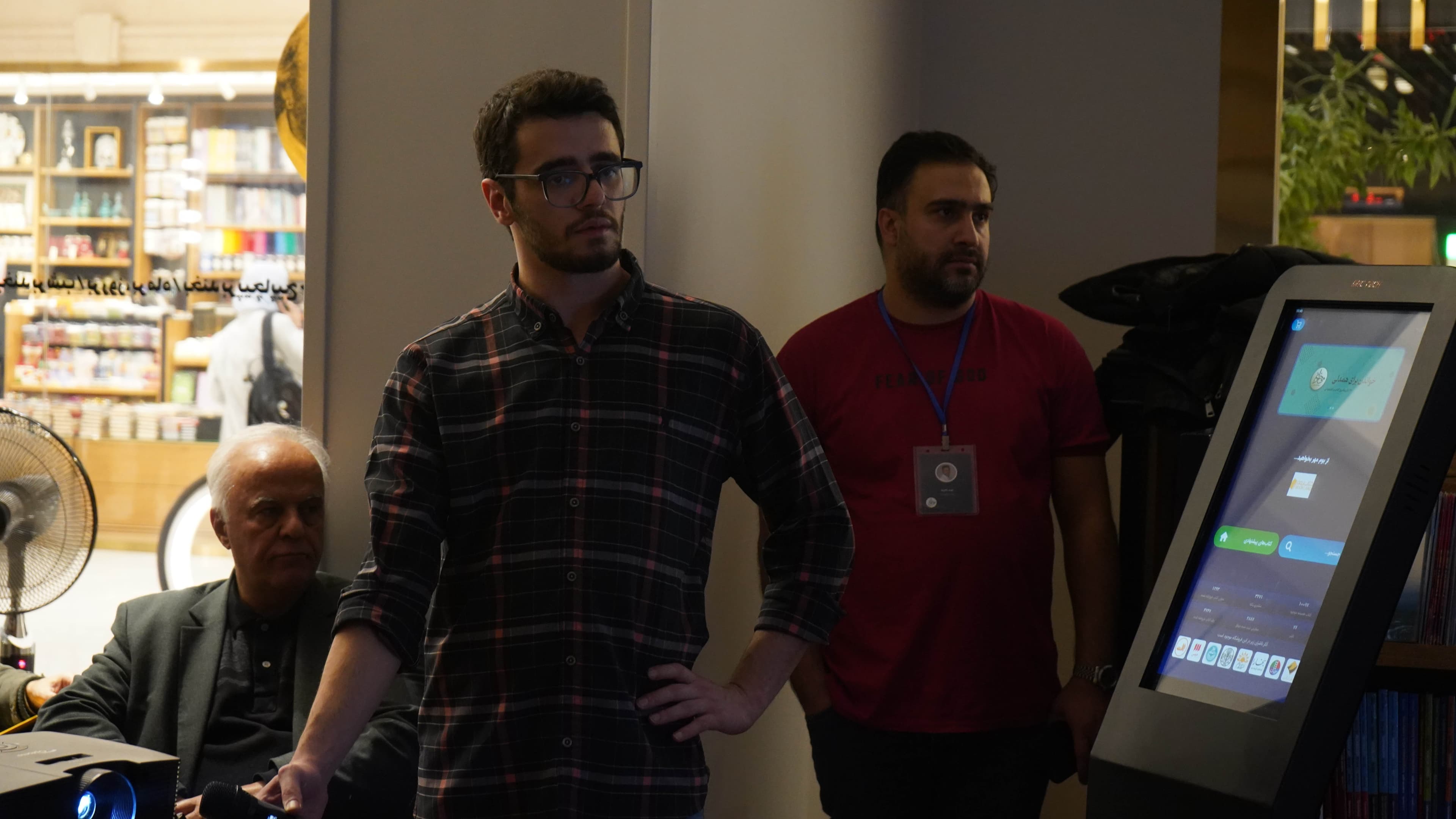 گزارش از فعالیتهای میخوانم در روزنامه اطلاعات: انقلابی در صنعت نشر کتاب؛ جزئیات این طرح «برد برد» را از دست ندهید