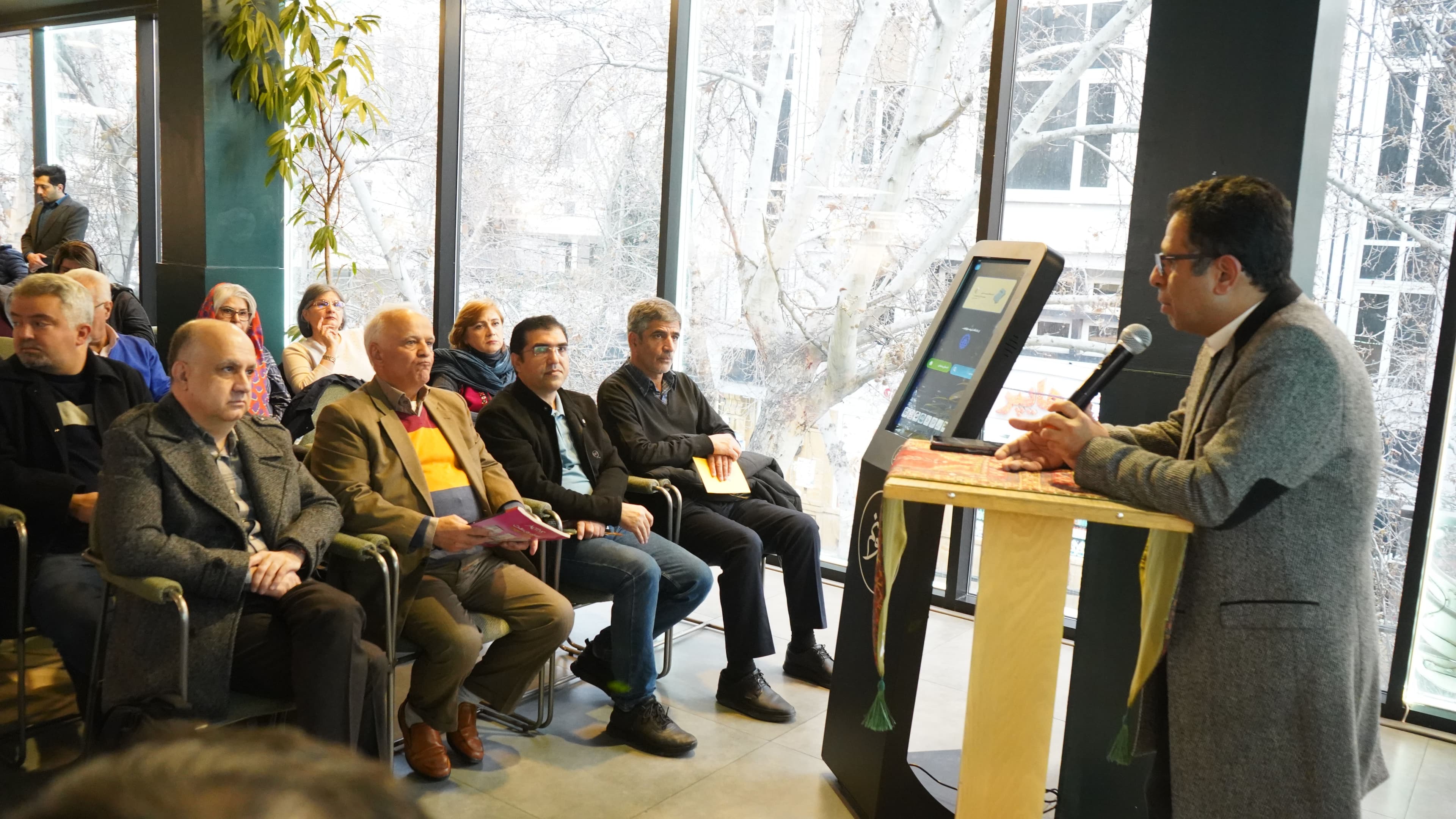 گزارش تیتر فرهنگی از مراسم رونمایی چهارمین استند ایستاده «میخوانم» در کتابفروشی فرهنگان پاسداران با محوریت کتاب کودک و نوجوان